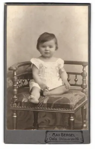 Fotografie Max Bergel, Oels, Ohlauerstr. 29, Kleinkind auf Stuhl