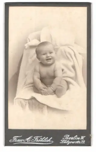 Fotografie Frau A. Fröhlich, Berlin, Lützowstrasse 73, Porträt eines lächelnden Babys