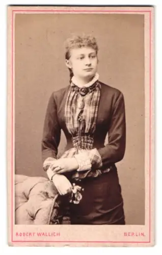 Fotografie Robert Wallich, Berlin, Louisen-Str. 23, Elegante Dame in tailliertem Kleid