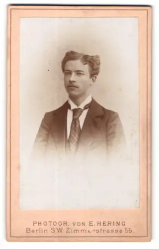 Fotografie E. Hering, Berlin, Zimmerstrasse 55, Porträt eines jungen Mannes