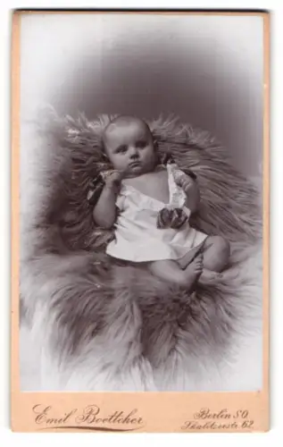 Fotografie Emil Boettcher, Berlin, Skalitzerstr. 62, Porträt eines kleinen Kindes