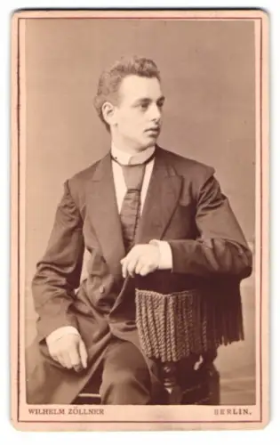 Fotografie Wilhelm Zöllner, Berlin, Grosse Friedrich Str. 100, Eleganter Herr im Anzug