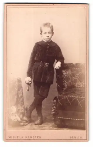 Fotografie Wilhelm Kersten, Berlin, Krausen-Str. 35, Ein Junge mit Spielzeug