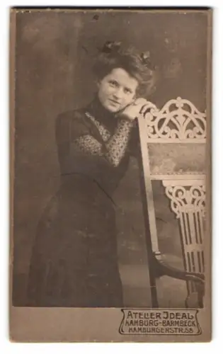 Fotografie Atelier Ideal, Hamburg, Hamburgerstr. 58, Frau mit elegantem Stuhl