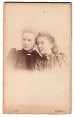 Fotografie C. Ruf, Basel, Steinenvorstadt 20, Zwei Damen in eleganter Kleidung