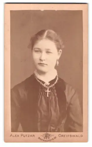 Fotografie Alex Putzar, Greifswald, Bahnhofstrasse 53, Porträt einer jungen Frau