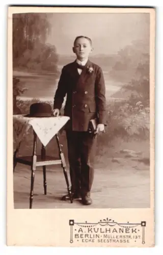 Fotografie A. Kulhanek, Berlin, Müllerstr. 137, Junge mit Anzug und Buch