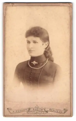 Fotografie H. Zeidler, Berlin, Jerusalemer Strasse 59, Porträt einer Frau