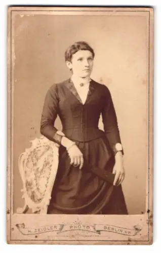 Fotografie H. Zeidler, Berlin, Jerusalemerstrasse 59, Porträt einer Dame mit Fächer