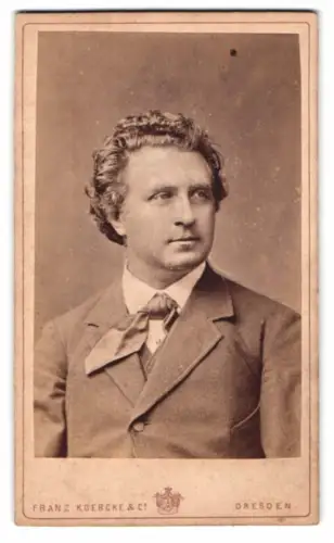 Fotografie Franz Koebcke & C., Dresden, Moltke-Platz 4, Porträt eines Mannes im Anzug