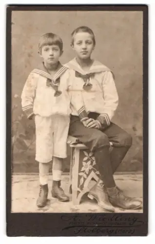 Fotografie A. Wiedling, Stolberg /Harz, Zwei Jungen in Matrosenanzügen