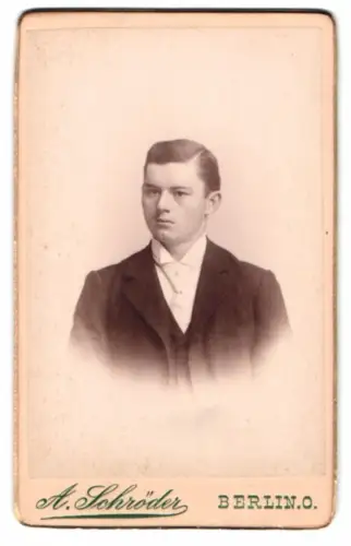 Fotografie A. Schröder, Berlin, Gr. Frankfurterstr. 117, Porträt eines jungen Mannes