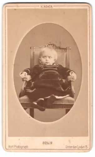 Fotografie H. Noack, Berlin, Unter den Linden 15, Porträt eines Kindes auf einem Stuhl
