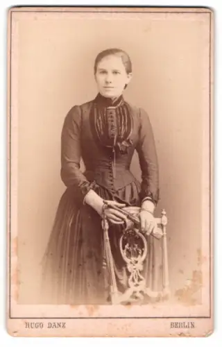 Fotografie Hugo Danz, Berlin, Jerusalemer Str. 28, Dame mit Fächer und Stuhl