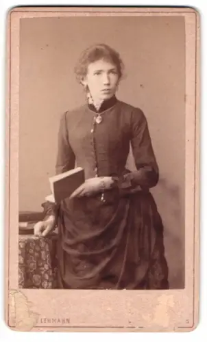 Fotografie Alfred Lehmann, Berlin, Dresdener Str. 135, Frau mit Buch