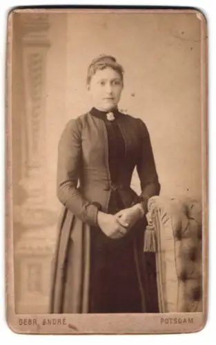 Fotografie Gebr. André, Potsdam, Spandauer Str. 29, Dame im eleganten Kleid mit Polstermöbel