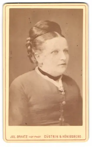 Fotografie Jul. Braatz, Cüstrin, Schulstr. 56/57, Porträt einer Dame