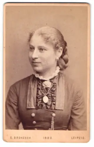 Fotografie G. Brokesch, Leipzig, Zeitzerstrasse 48, Porträt einer Frau im Jahr 1882
