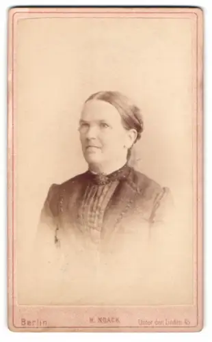 Fotografie H. Noack, Berlin, Unter den Linden 45, Porträt einer Frau