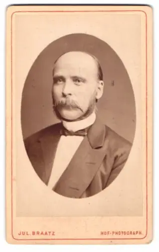 Fotografie Jul. Braatz, Königsberg, Schlossstrasse 11, Porträt eines Herren