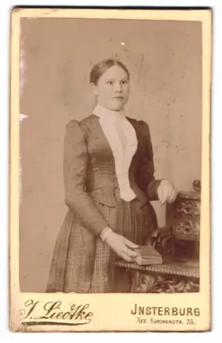 Fotografie J. Liedtke, Insterburg, Ref. Kirchenstr. 24, Dame im eleganten Kleid