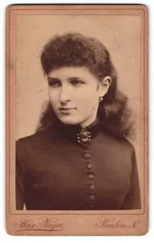 Fotografie Max Beyer, Berlin, Schönhauser Allee 6, Porträt einer jungen Frau