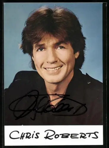 AK Musiker Chris Roberts vor blauem Hintergrund, Autograph