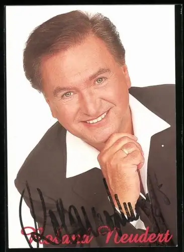 AK Musiker Roland Neudert lächelnd in die Kamera blickend, Autograph