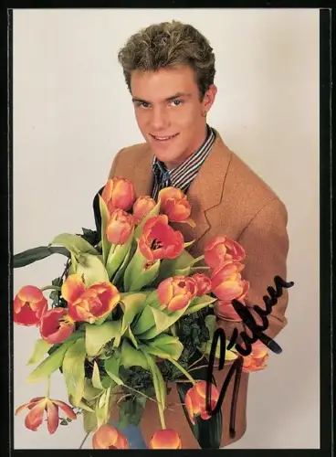 AK Musiker Stefan Mross mit einem Strauss Tulpen, Autograph