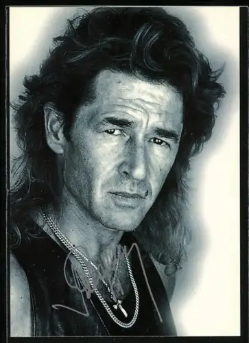 AK Musiker Peter Maffay in die Kamera blickend, Autograph