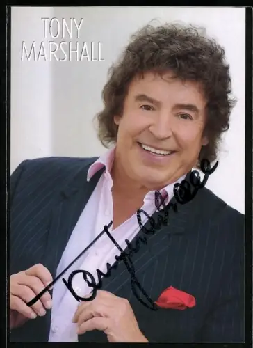 AK Musiker Tony Marshall in gestreiftem Anzug, Autograph