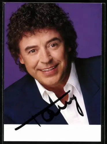 AK Musiker Tony Marshall vor lilanem Hintergrund, Autograph