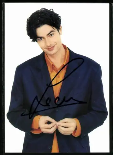 AK Musiker Leon blickt lächelnd in die Kamera, Autograph