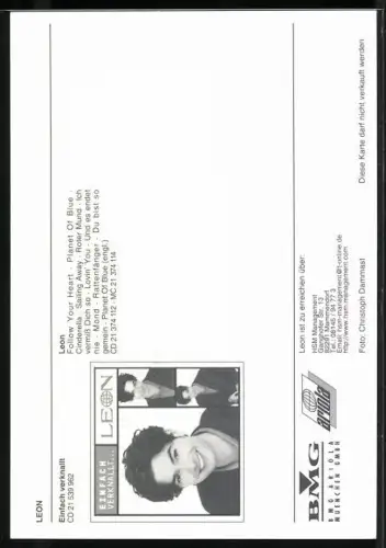 AK Musiker Leon blickt lächelnd in die Kamera, Autograph