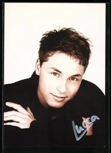 AK Musiker Luca lächelnd im Porträt, Autograph