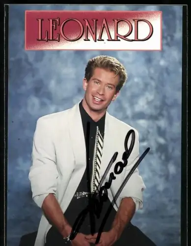 AK Musiker Leonard vor blauem Hintergrund, Autograph