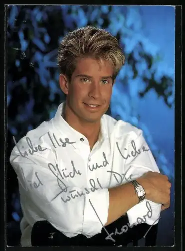 AK Musiker Leonard in weissem Hemd, Autograph