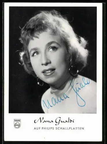 AK Musikerin Nana Gualdi vor dunklem Hintergrund, Autograph
