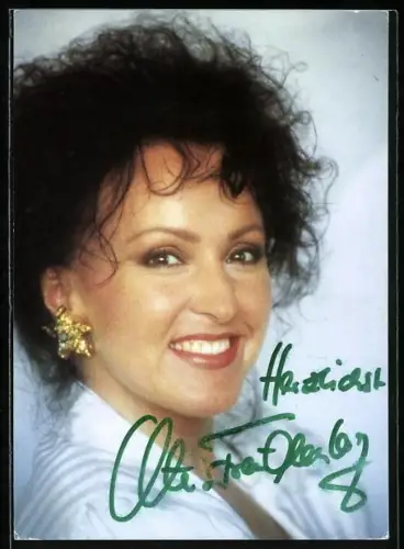 AK Musikerin Ute Freudenberg vor blauem Hintergrund, Autograph