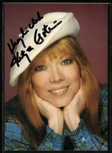 AK Musikerin Katja Ebstein mit Mütze im Porträt, Autograph