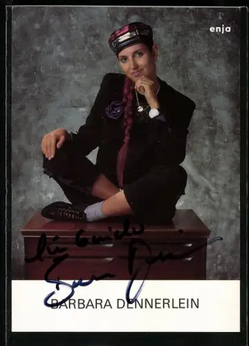 AK Musikerin Barbara Dennerlein auf einer Kommode sitzend, Autograph