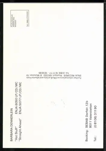 AK Musikerin Barbara Dennerlein auf einer Kommode sitzend, Autograph