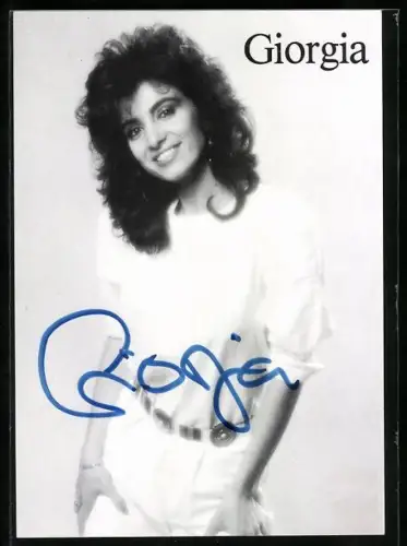 AK Musikerin Giorgia lächelnd im Porträt, Autograph