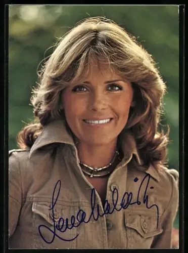 AK Musikerin Lena Valaitis in braunem Hemd, Autograph