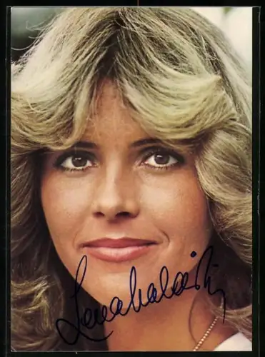 AK Musikerin Lena Valaitis in die Kamera blickend, Autograph