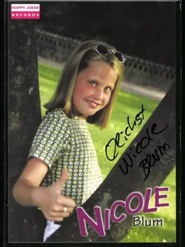AK Musikerin Nicole Blum auf einer Wiese, Autograph