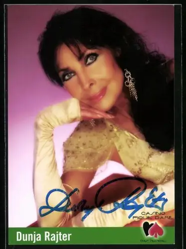 AK Musikerin Dunja Rajter in die Kamera blickend, Autograph