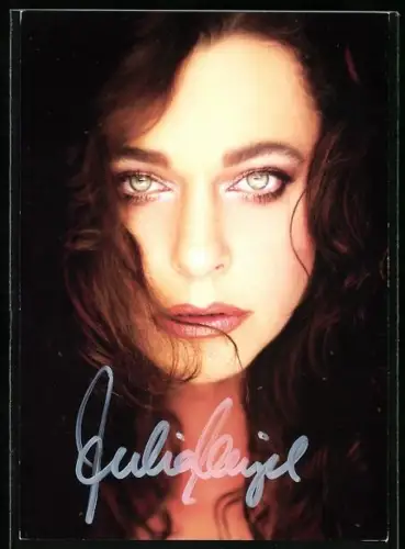AK Musikerin Julia Neigel in die Kamera blickend, Autograph
