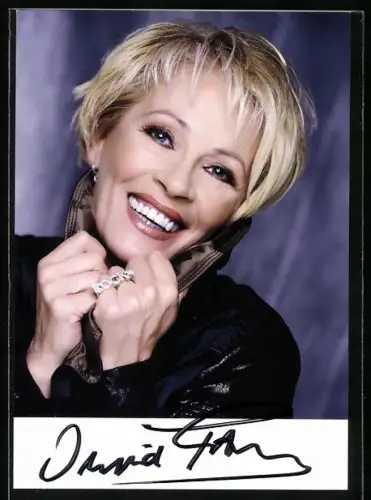 AK Musikerin Ingrid Peters vor lilanem Hintergrund, Autograph