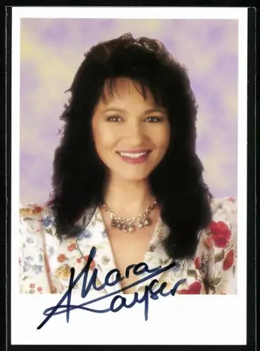 AK Musikerin Mara Kayser lächelnd im Porträt, Autograph